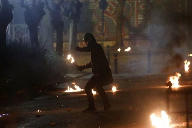 Επιθέσεις με μολότοφ στο Πολυτεχνείο και τη Χαριλάου Τρικούπη